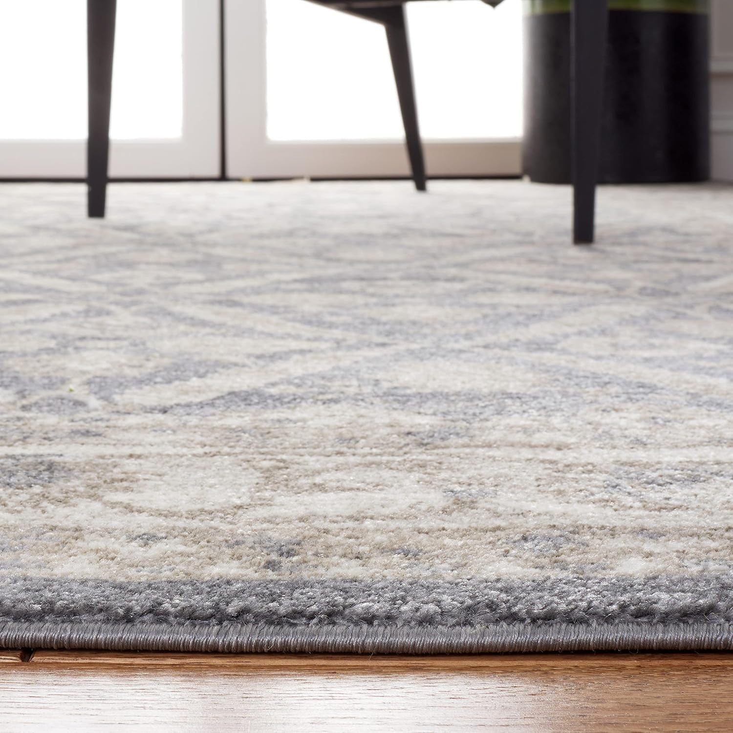 SAFAVIEH Sofia Collection 6'7" round Dark Grey/Beige SOF378F Vintage Oriental Distressed Non-Shedding Entryway Foyer Living Room Bedroom Kitchen Area Rug